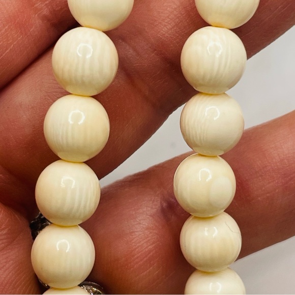 Vintage 14k 585 Yellow Gold Ruby Bone Elephant Pendant on Beaded Necklace - Picture 3 of 6